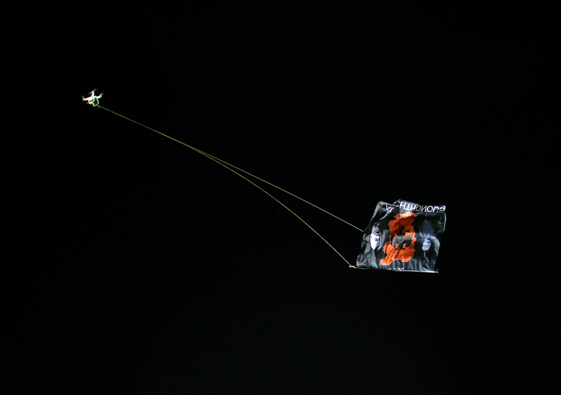 Illustration for article titled Un dron (y una bandera) causan el caos en el partido Serbia-Albania